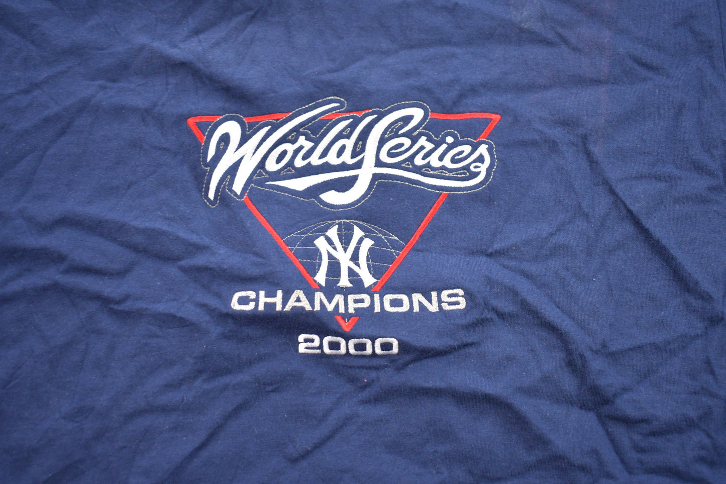 Vintage 2000 New York Yankees MLB T-Shirt Graphic Embroidered T-Shirt / Graphic / 80s / 90s / Streetwear / Retro Style / Lee T-Shirt