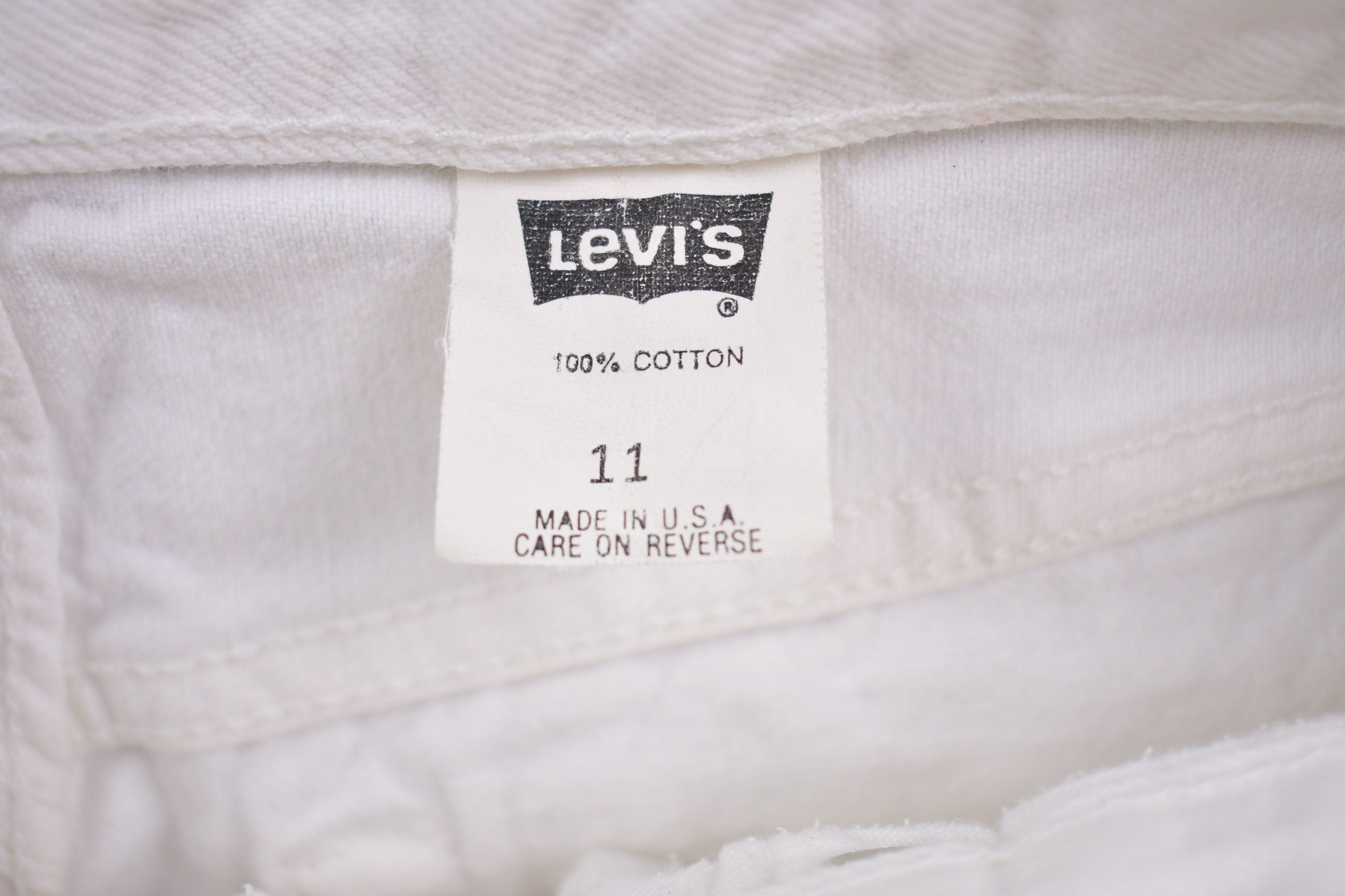 Vintage 1990s Levi's White Jean Shorts 26 x 10