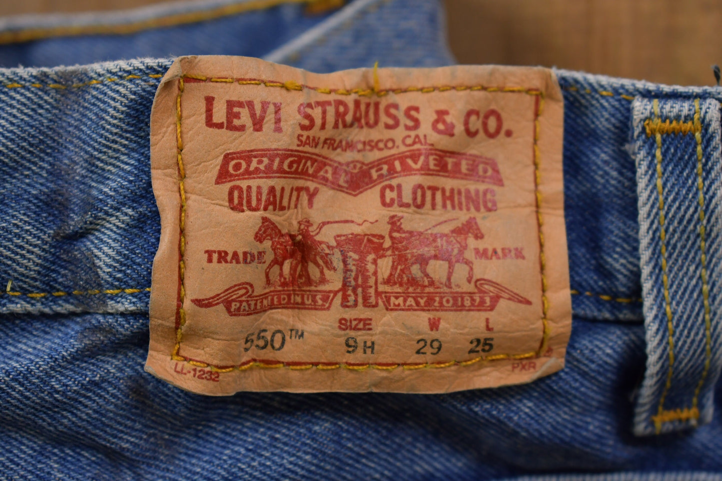 Vintage 1990s Levi's 550 Red Tab Jeans Size 28 x 25