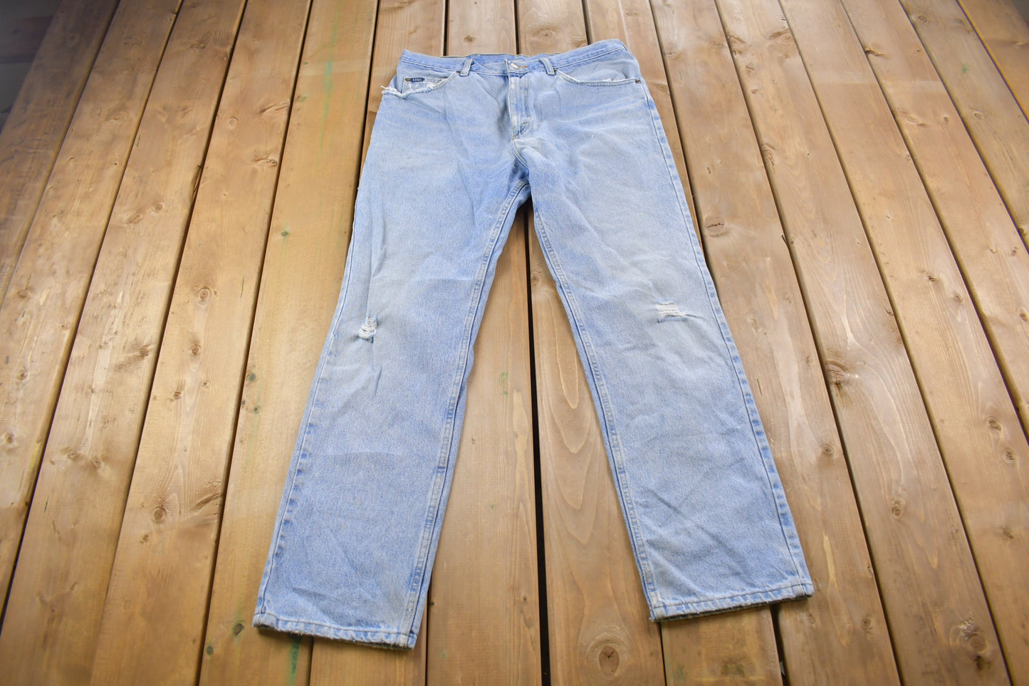 Vintage 1990's Lee Blue Light Wash Knee Distressing Jeans 32 x 32 / Streetwear Fashion / Made in USA / Ripped Jeans / Vintage Pants