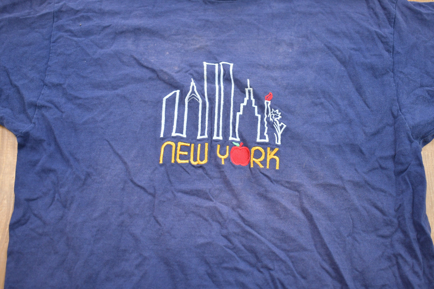 Vintage 1980s New York Embroidered T-Shirt / Graphic / 80s / 90s / Streetwear / Retro Style / Single Stitch / Made In USA / Empire State