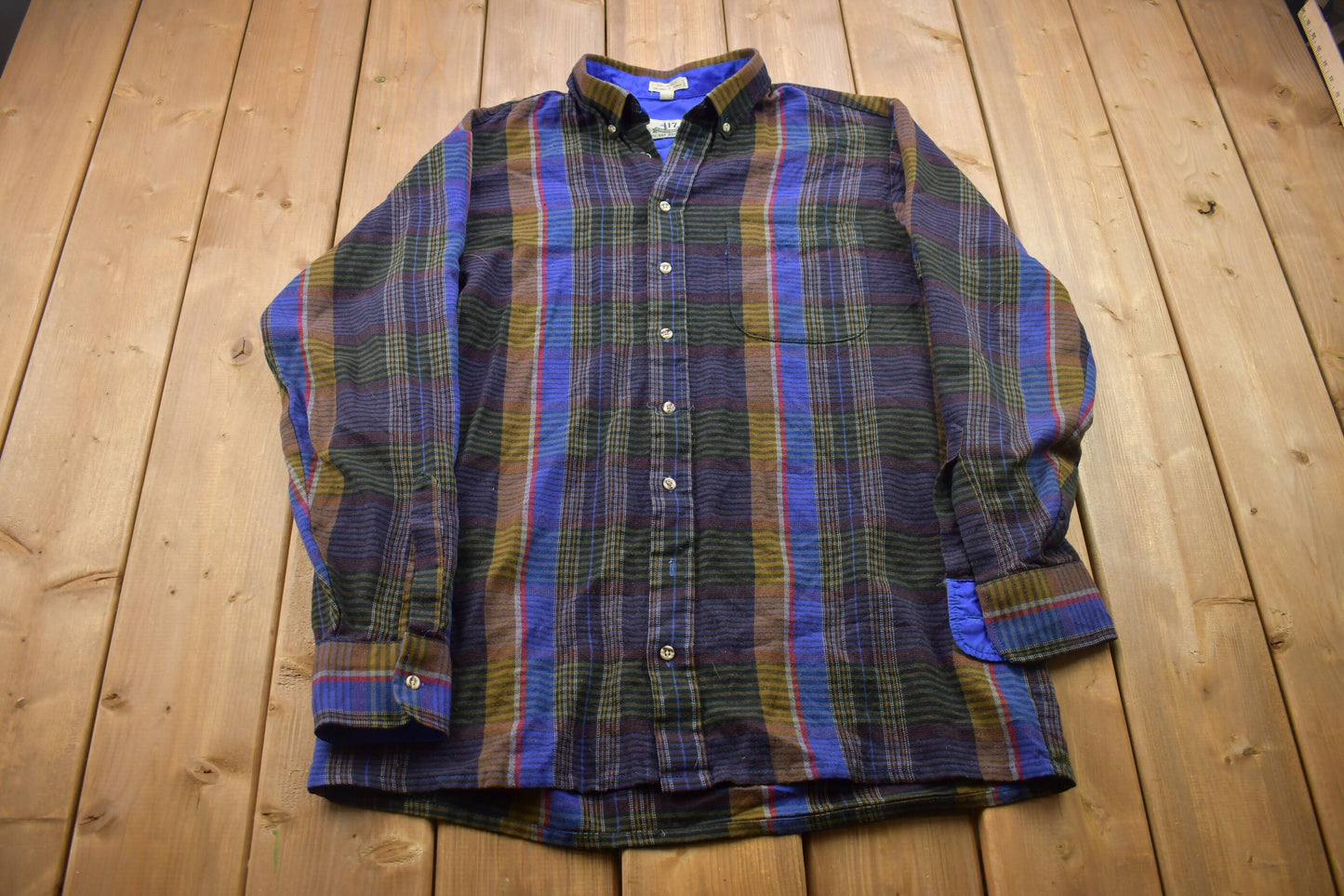 Vintage 1990s Van Heusen Plaid Button Up Shirt / 1990s Button Up / Vintage Flannel / Casual Wear / Workwear / Pattern Button Up