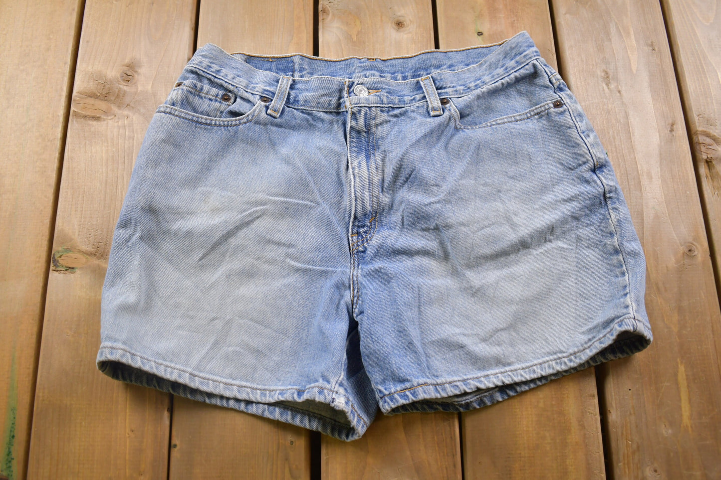 Vintage 1990s Levi's Jean Short Shorts 32 x 4 / 90s Shorts / Streetwear Fashion / Bottoms / Light Wash / Vintage Jeans/ Jorts