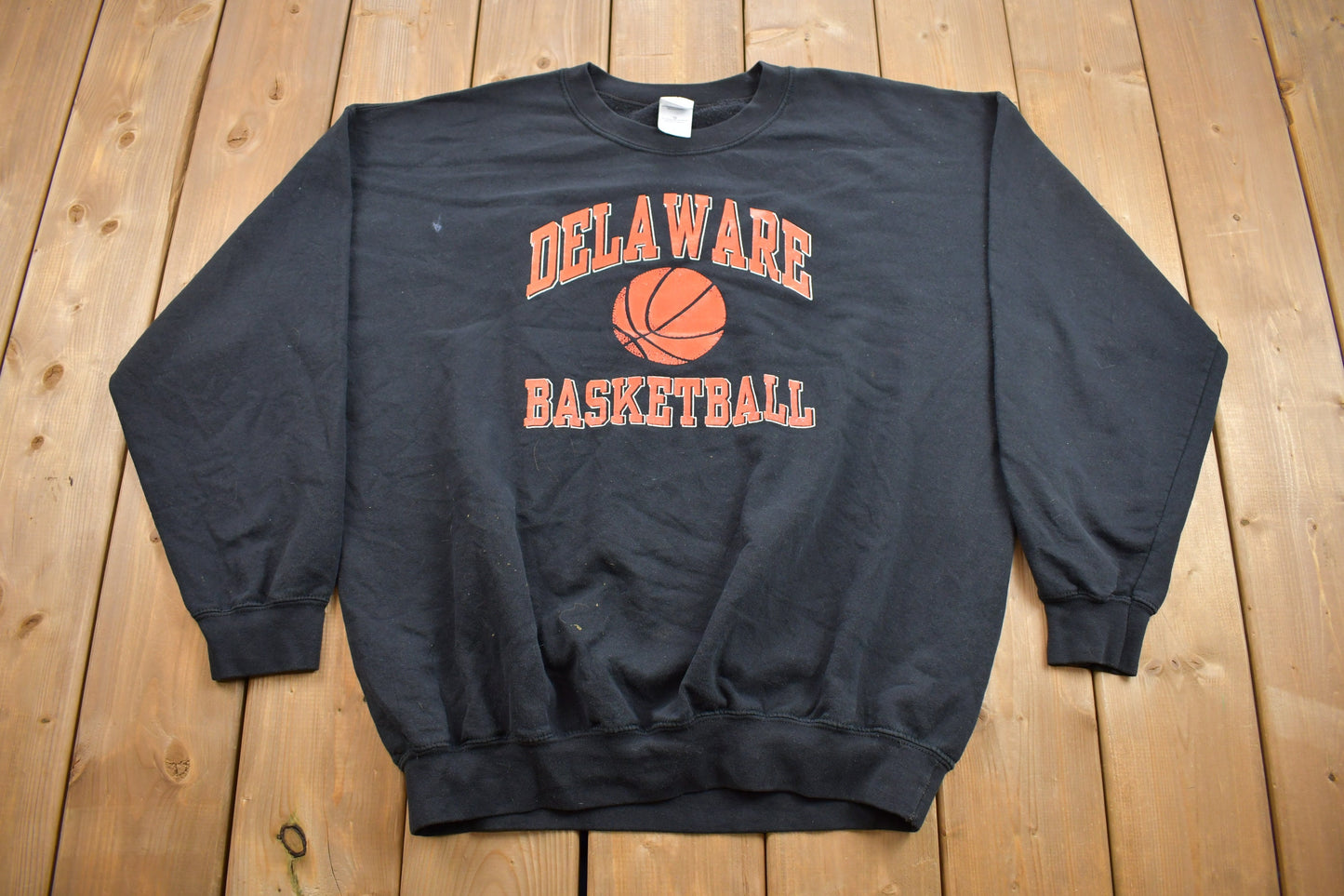 Vintage 1990s Delaware Basketball Team Collegiate Crewneck / Sportswear / Americana