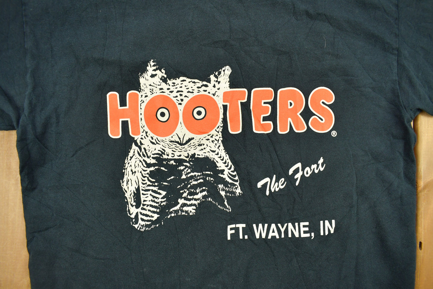 Vintage 1990s Hooters "The Fort" Fort Wayne Indiana Souvenir T Shirt