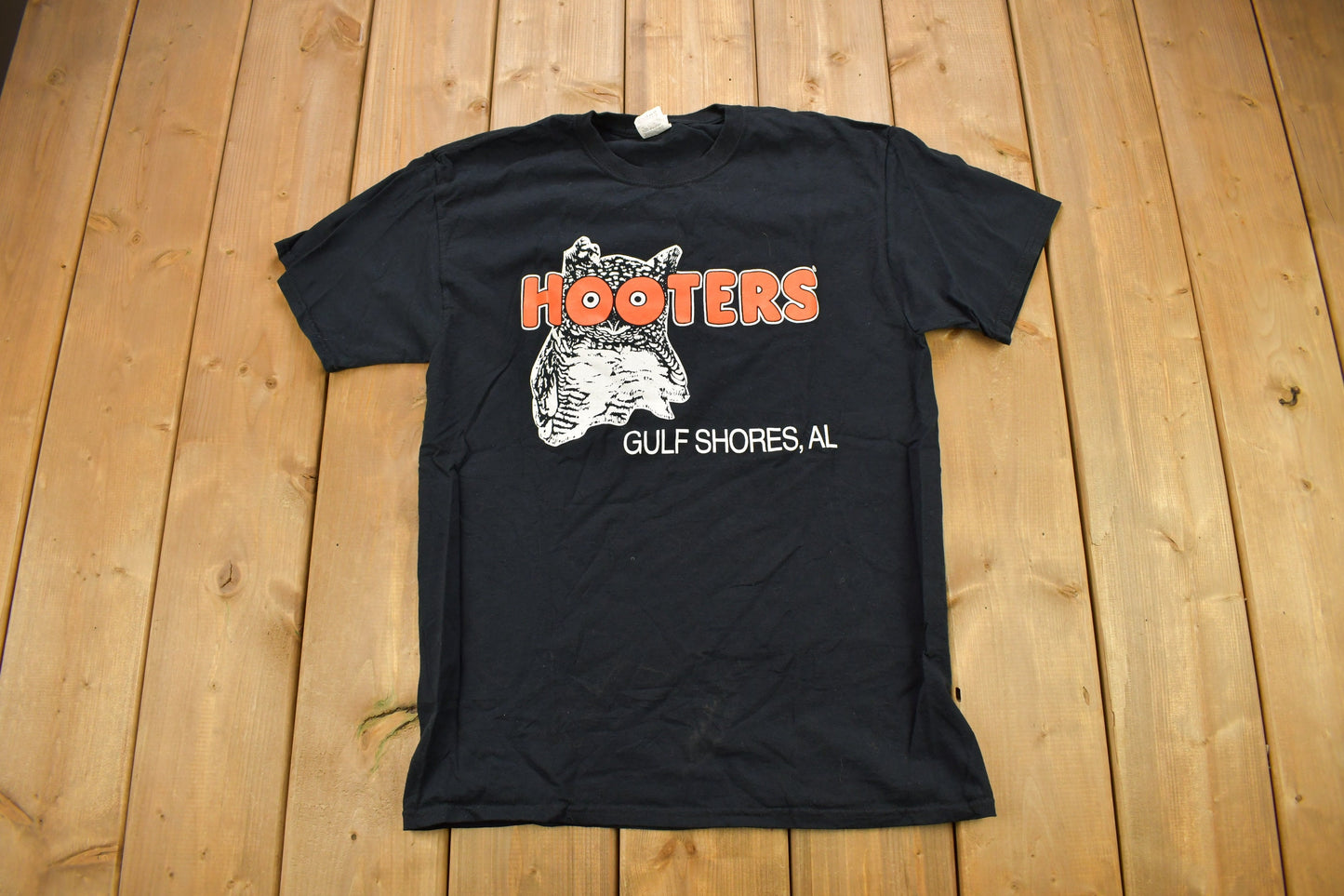 Vintage 1990s Hooters Gulf Shores Alabama Souvenir T Shirt