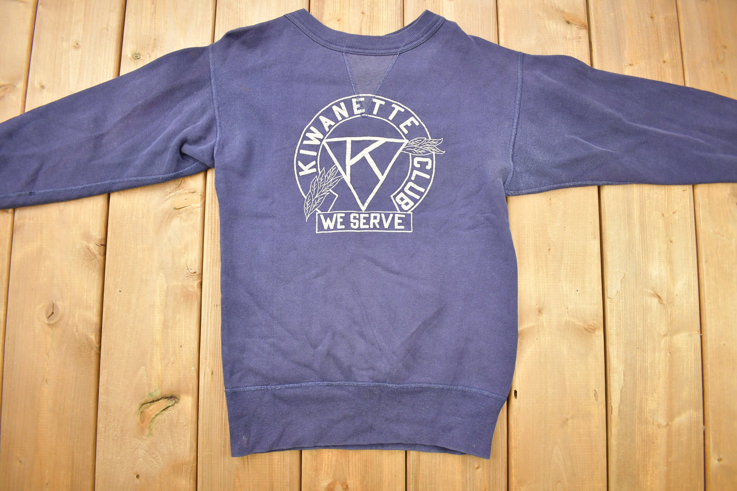 Vintage 1950s Single V Crewneck Sweatshirt Kwanette Club We Serve Racquet Club