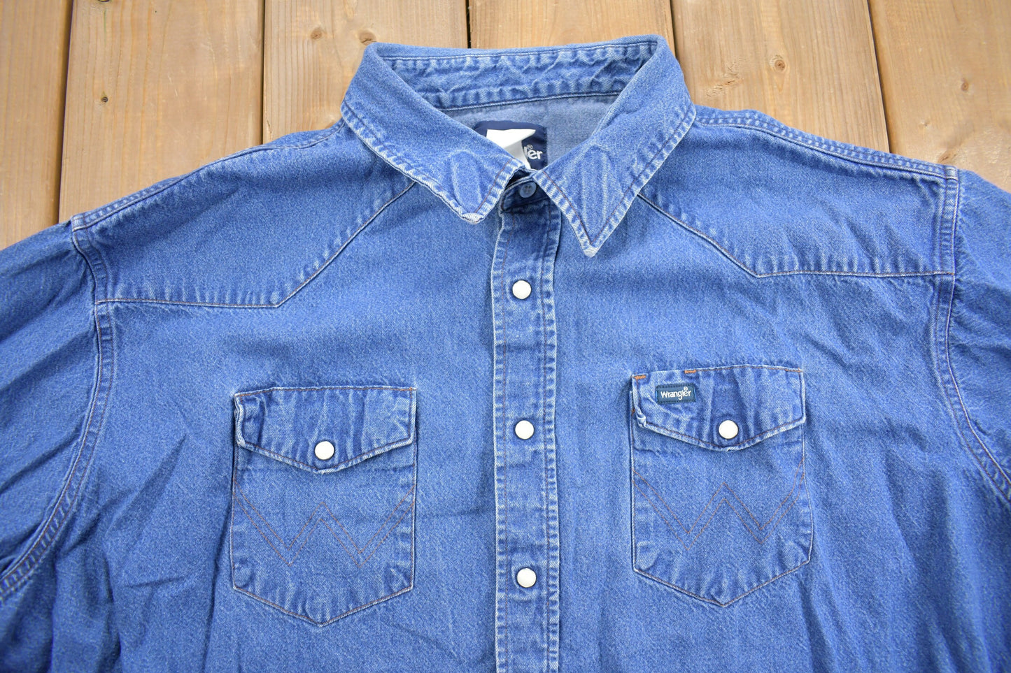 Vintage 1990s Wrangler Western Style Denim Snap Button Shirt / 1990s Button Up / Vintage Cowboy Shirt / Rodeo Shirt