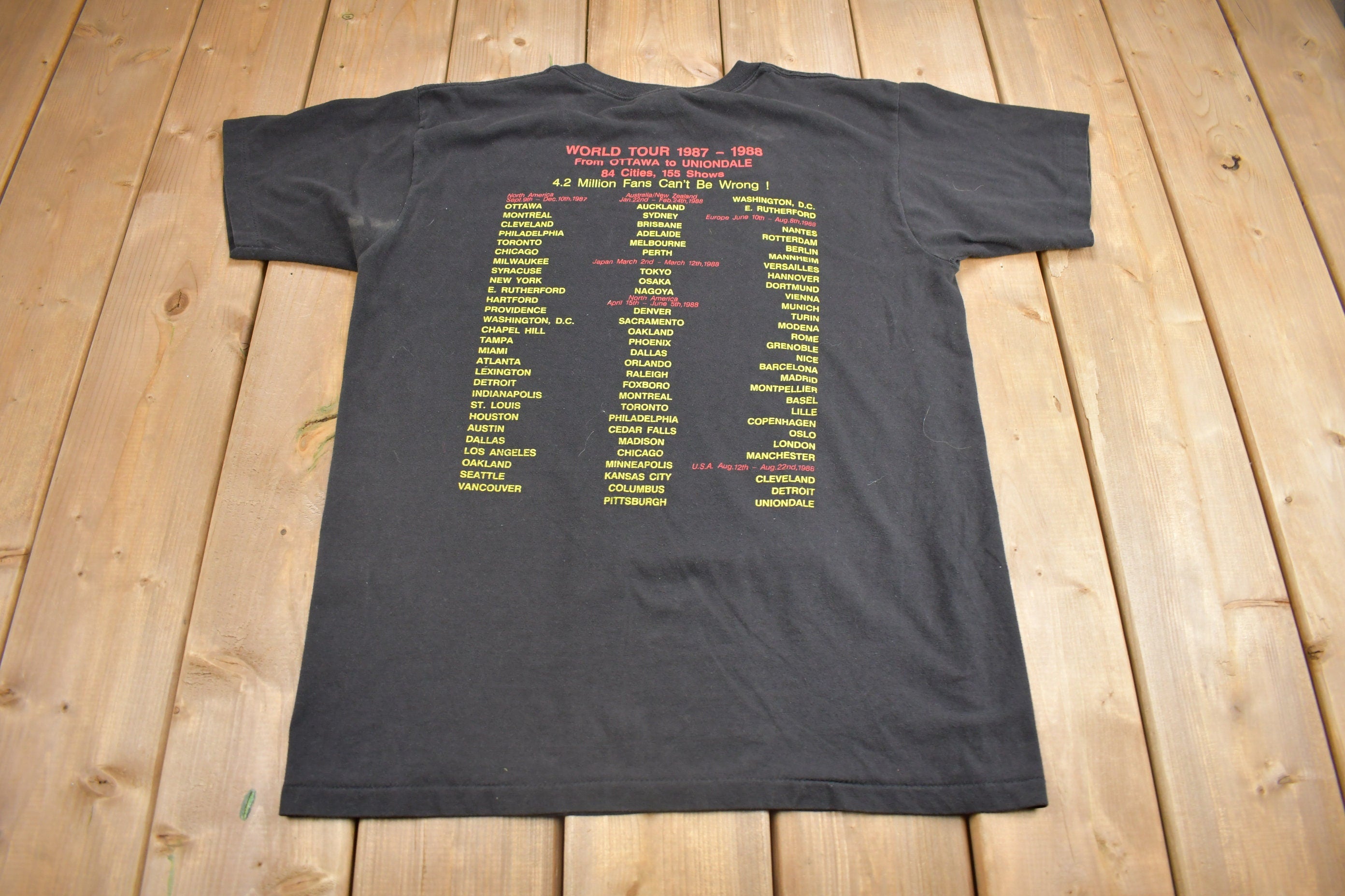 Vintage 1987 Pink Floyd World Tour Band T-shirt