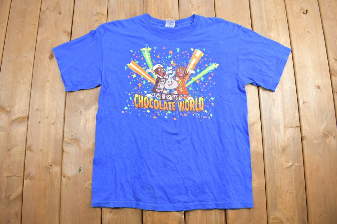 Vintage 2003 Hershey's Chocolate World Graphic T Shirt / Vintage T Shirt / Streetwear / Graphic Tee / Reeses / Kisses