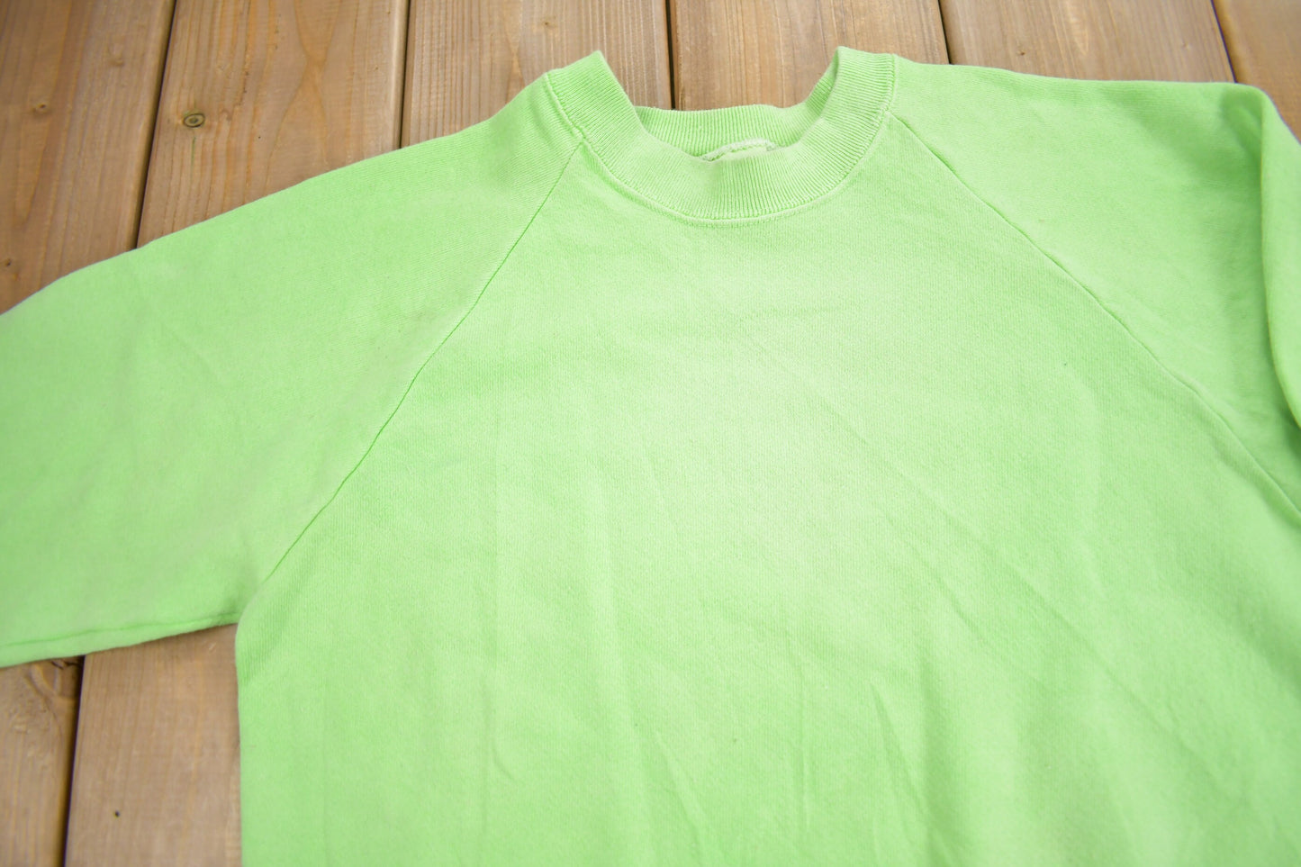 Vintage 1980s Blank Lime Green Crewneck Sweatshirt / 80s Crewneck / Essential / Streetwear / 80s Blank / Raglan Sweater