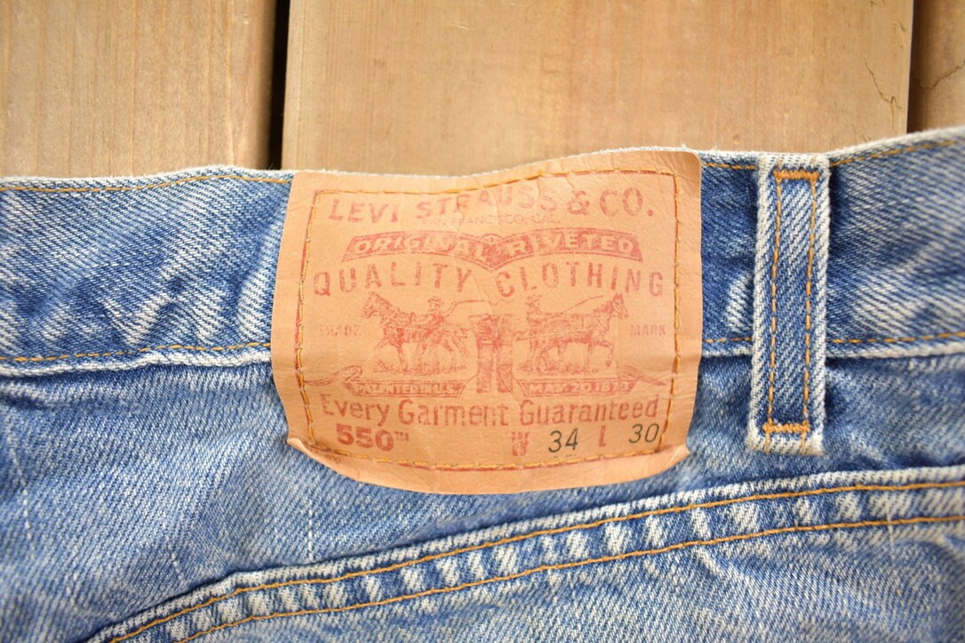 Vintage 1990s Levi's 550 Red Tab Jeans Size 32 x 38.5 / Blue / Light Wash / Vintage Denim  / Made In USA / 90s Levi's / Straight Cut