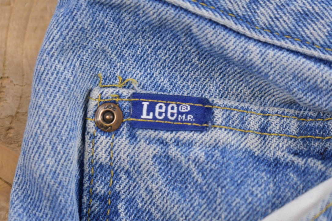 Vintage 1990's Lee Light Wash Jeans Size 32 x 28.5 / Basic Blue Denim / American / Streetwear Fashion / Pants / 90s Clothing