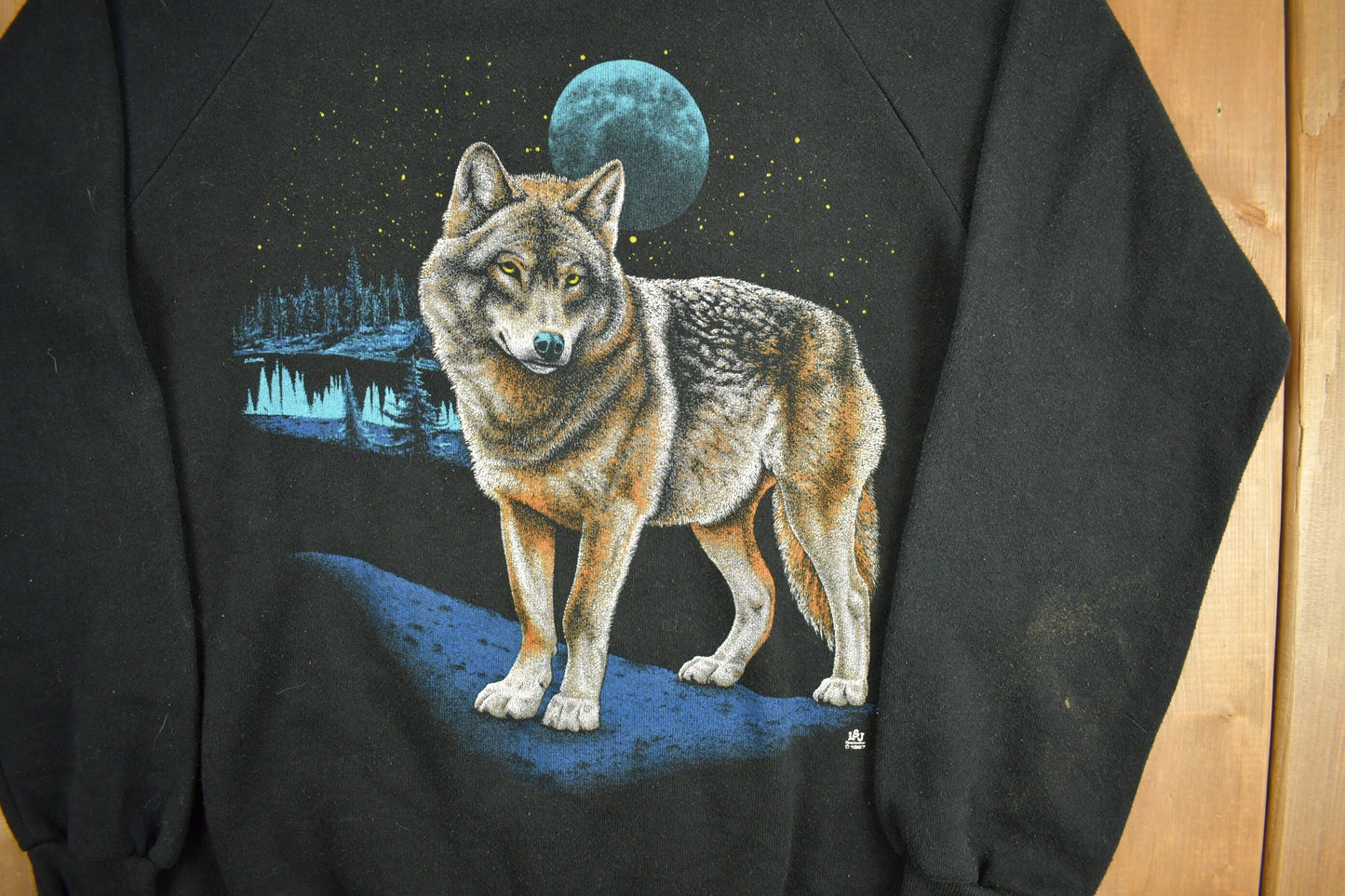 Vintage 1980s Wolf Themed Sweatshirt / 80s Raglan Crewneck / Souvenir Sweater / Nature Graphic / Outdoorsman