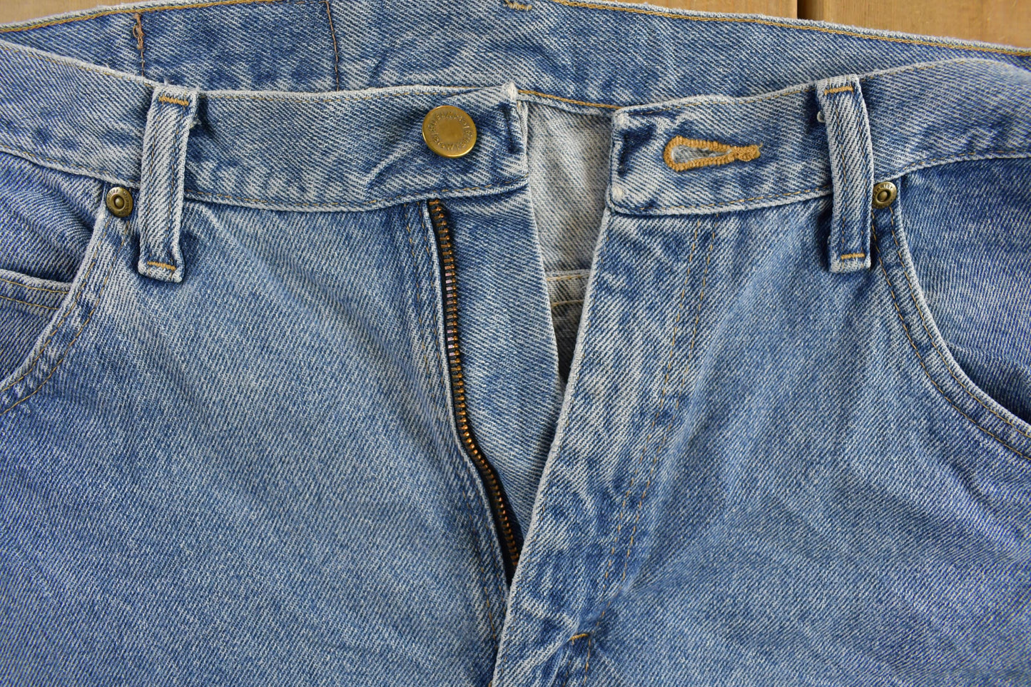 Vintage 1990s Wrangler Light Wash Relaxed Tapered Jeans / Streetwear / Denim / Vintage Jeans / Retro Style / Wrangler