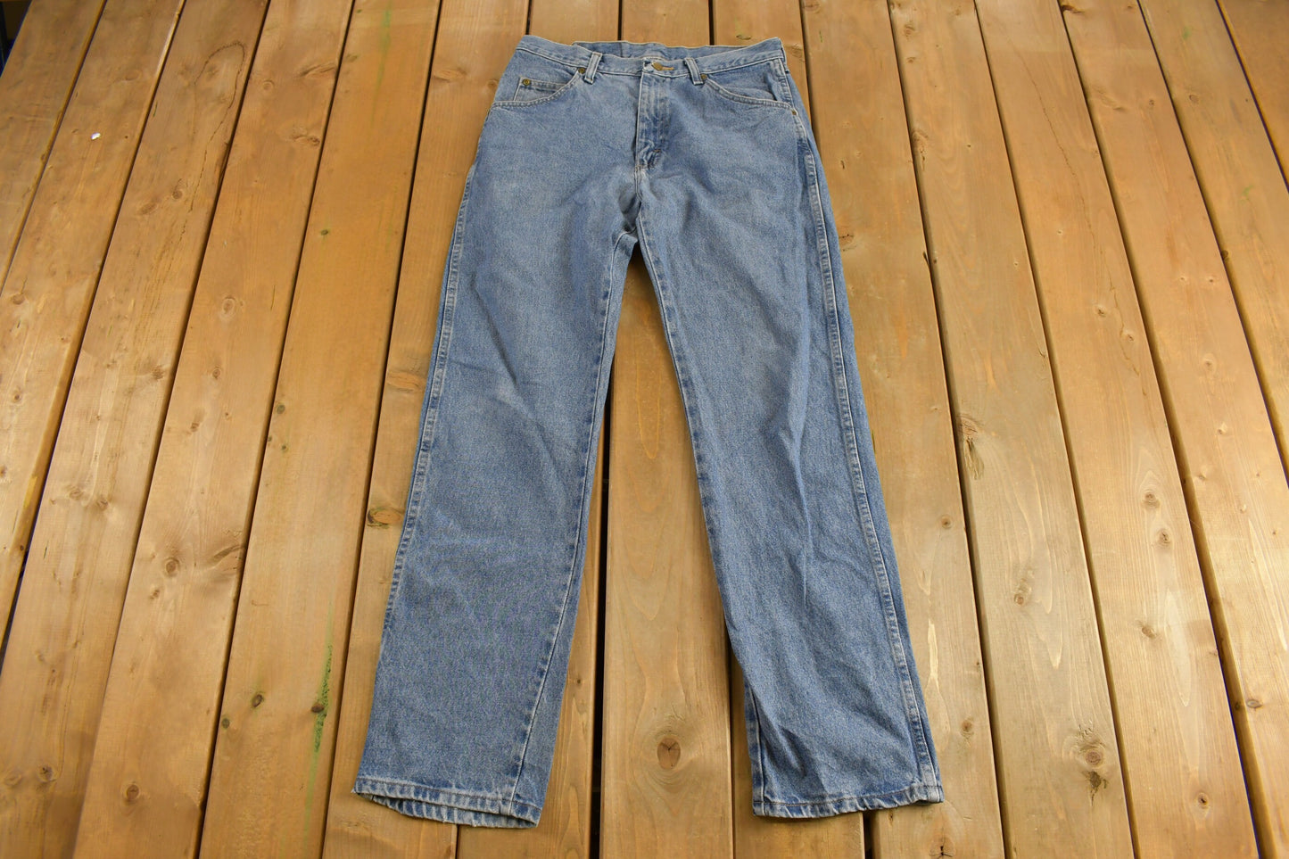 Vintage 1990s Wrangler Light Wash Relaxed Tapered Jeans / Streetwear / Denim / Vintage Jeans / Retro Style / Wrangler