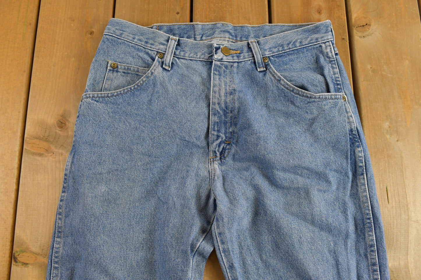 Vintage 1990s Wrangler Light Wash Relaxed Tapered Jeans / Streetwear / Denim / Vintage Jeans / Retro Style / Wrangler