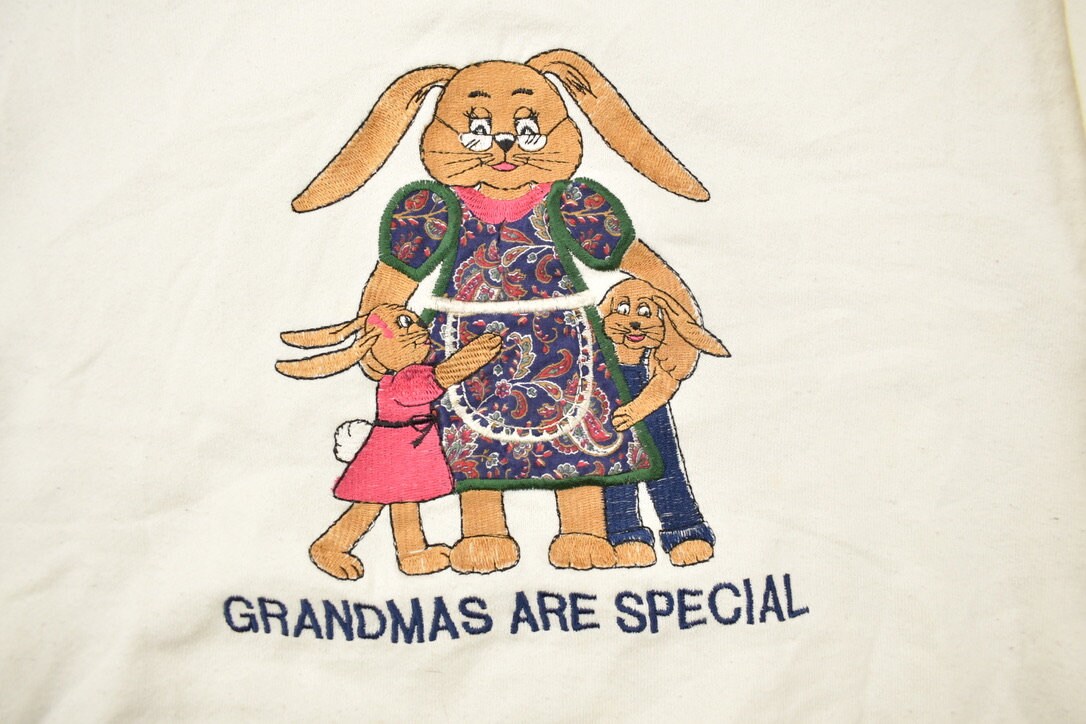 Vintage 1990s Cute Grandmas Are Special White Crewneck Sweater / 90s Crewneck / Grandma Sweater / Streetwear / Made In USA / Animal Theme