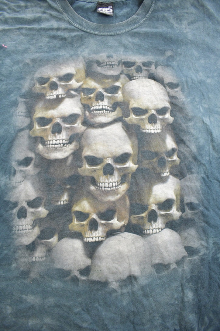 Vintage Y2K Graphic Pile Of Skulls T-Shirt