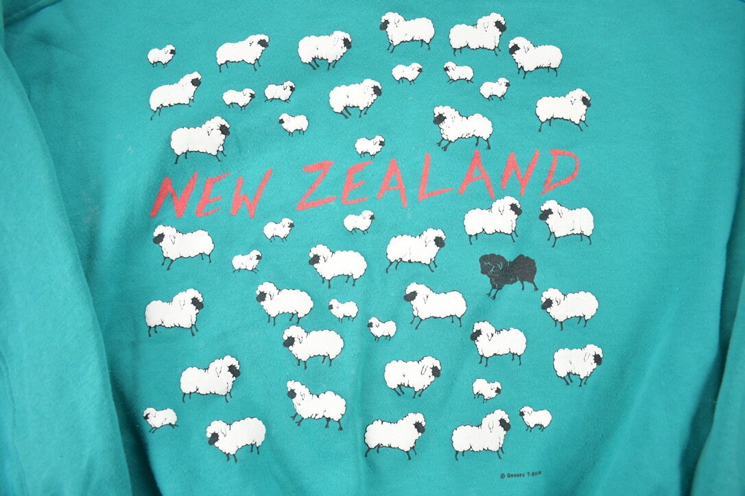 Vintage 1990s New Zealand Sheep Theme Crewneck Sweatshirt / 90s Crewneck / Souvenir Sweater / Streetwear / Travel And Vacation