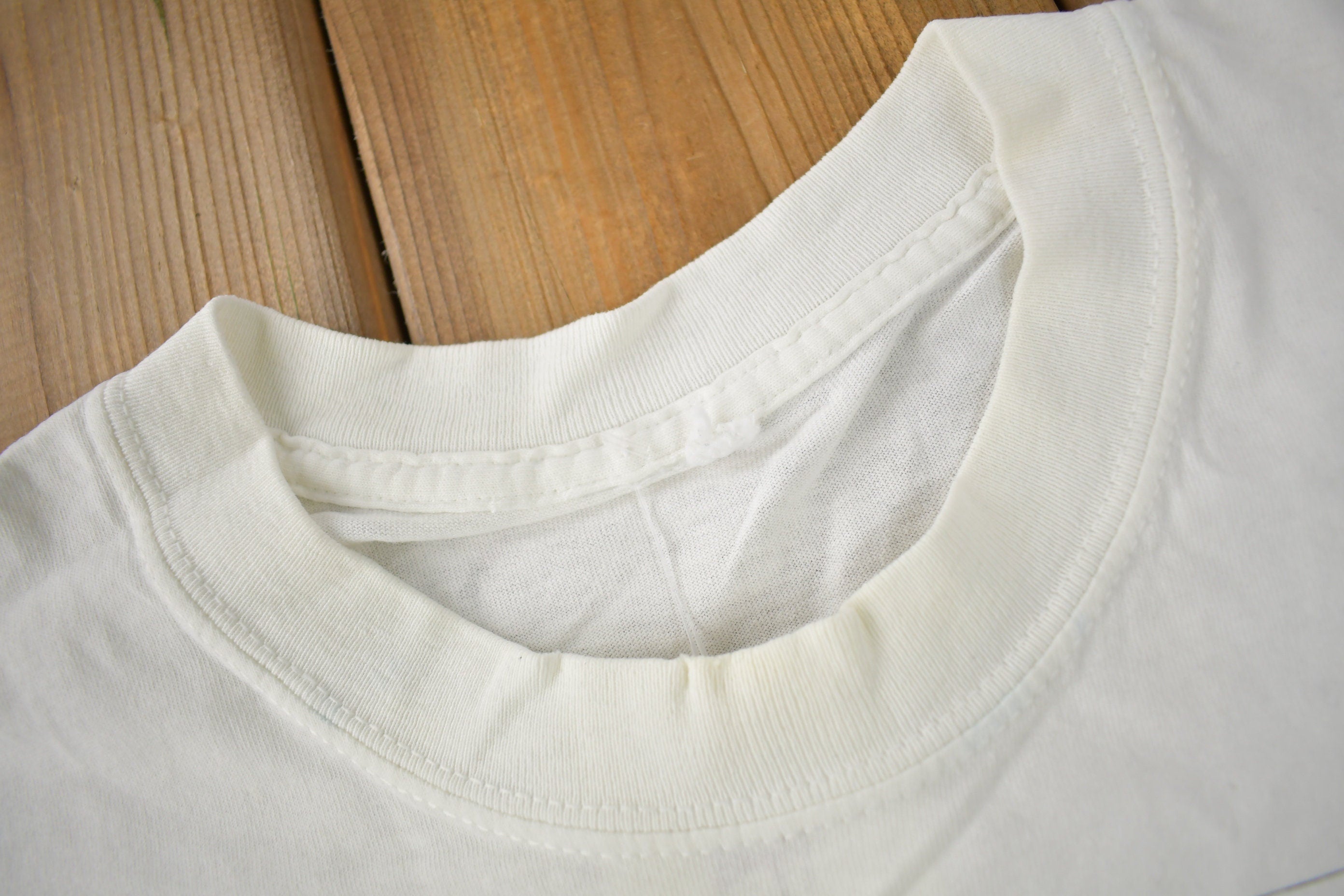 Vintage 2001 Los Angeles Lakers NBA Basketball Championship Newspaper Graphic T-Shirt Size M