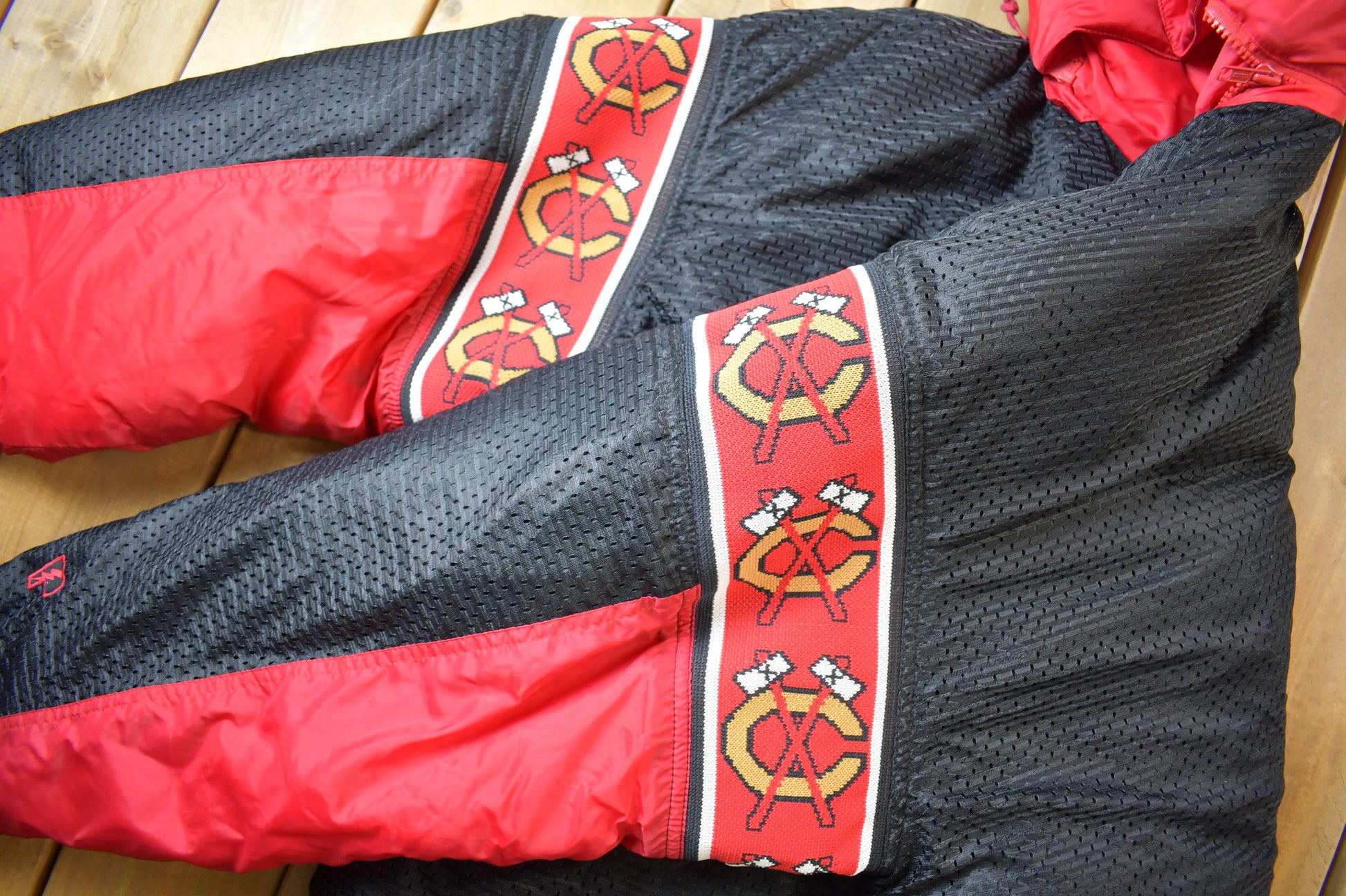 Vintage 1990s Chicago Blackhawks Reversible NHL Hockey Puffer Hooded Jacket