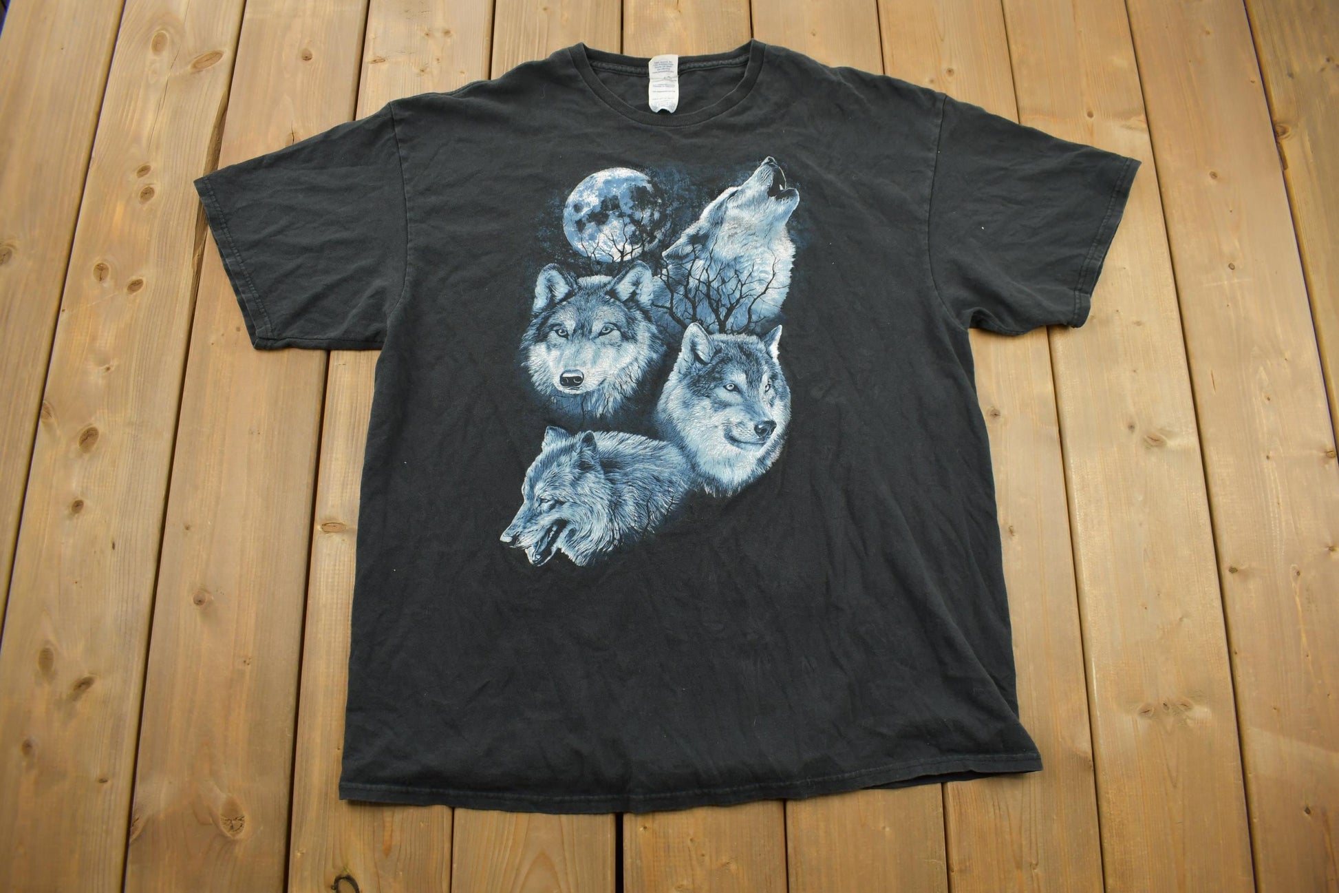 Vintage Y2K Grey Wolves Graphic T-Shirt
