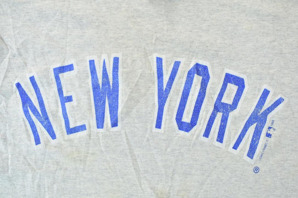 Vintage 1993 New York Yankees Warner Bros Daffy Duck Long Night Dress MLB Graphic T-Shirt