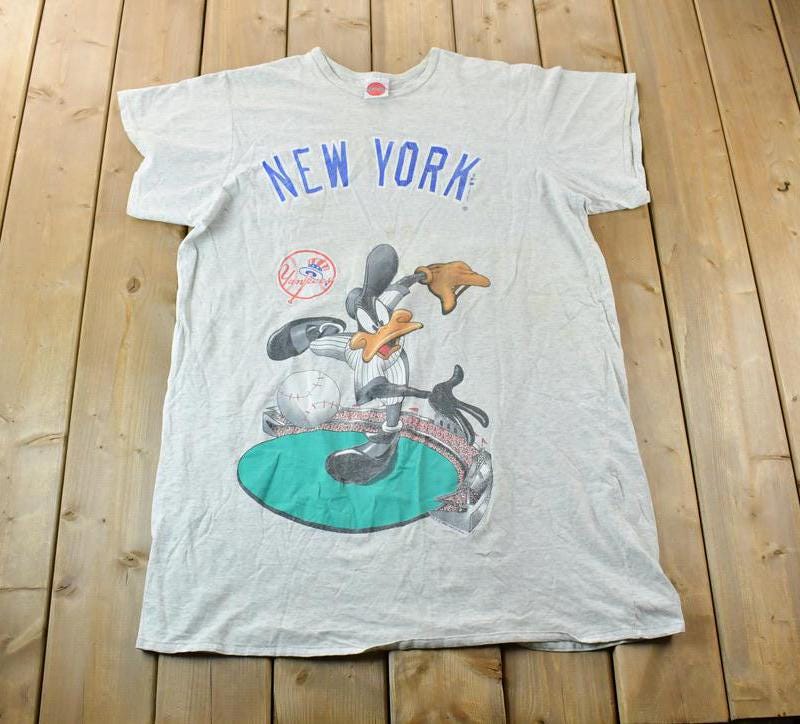 Vintage 1993 New York Yankees Warner Bros Daffy Duck Long Night Dress MLB Graphic T-Shirt